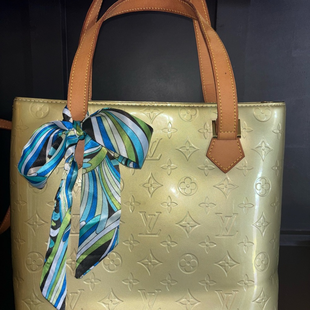 Louis Vuitton Houston Vernis Griss with non branded Multicolor Scarf
